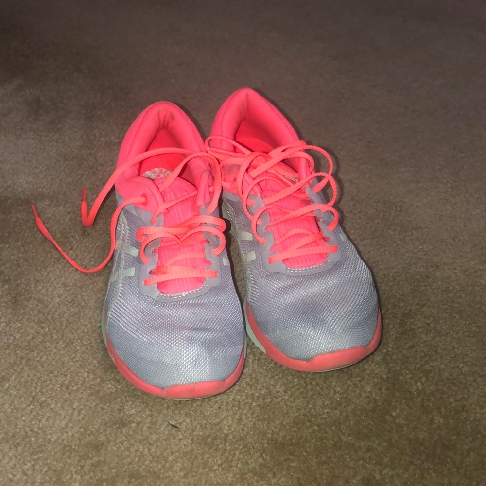 ASICS women’s sneaker size 7